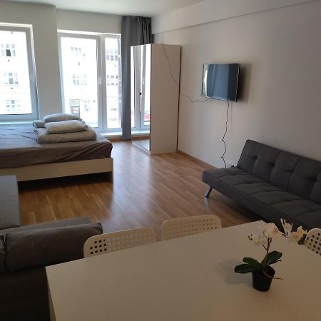 Brand New Two Room Apartment #34 With Free Secure Parking In The Center Praga Esterno foto