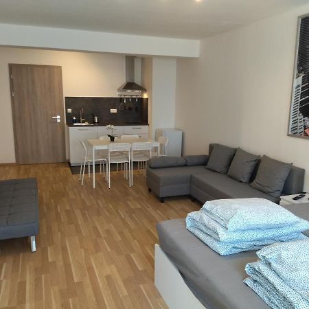 Brand New Two Room Apartment #34 With Free Secure Parking In The Center Praga Esterno foto
