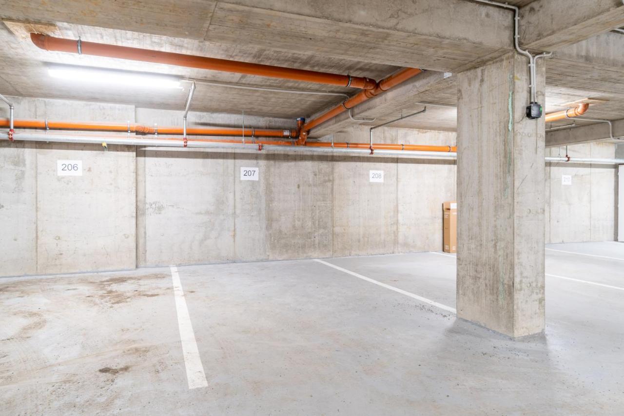 Brand New Two Room Apartment #34 With Free Secure Parking In The Center Praga Esterno foto