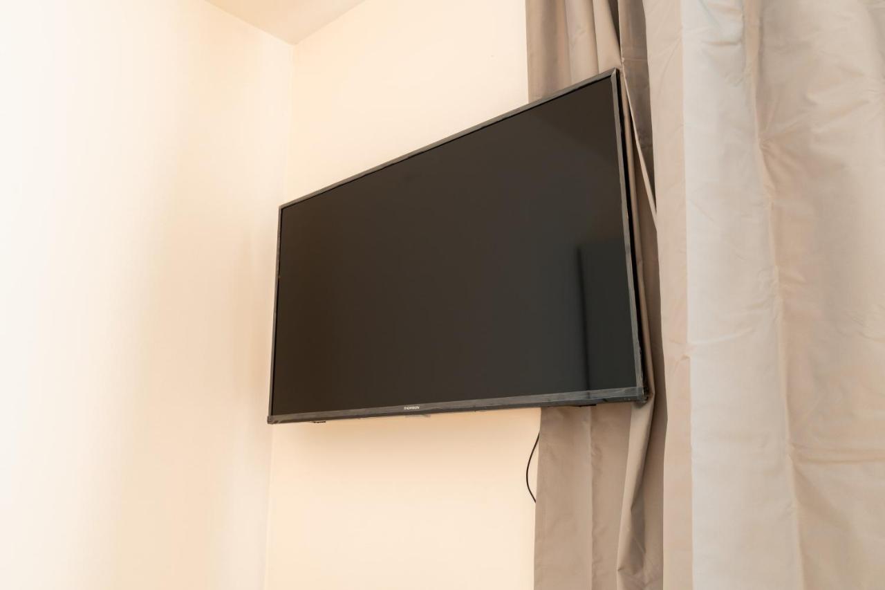 Brand New Two Room Apartment #34 With Free Secure Parking In The Center Praga Esterno foto