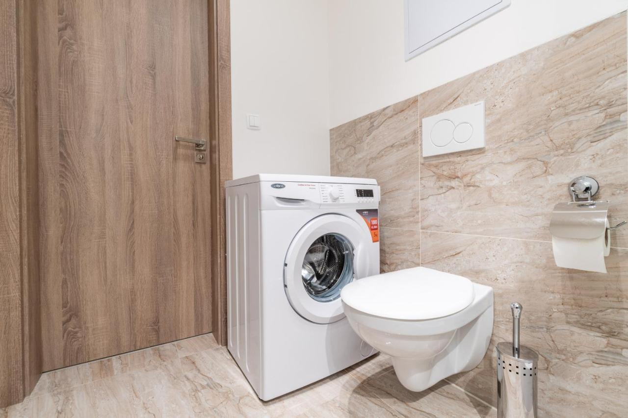 Brand New Two Room Apartment #34 With Free Secure Parking In The Center Praga Esterno foto
