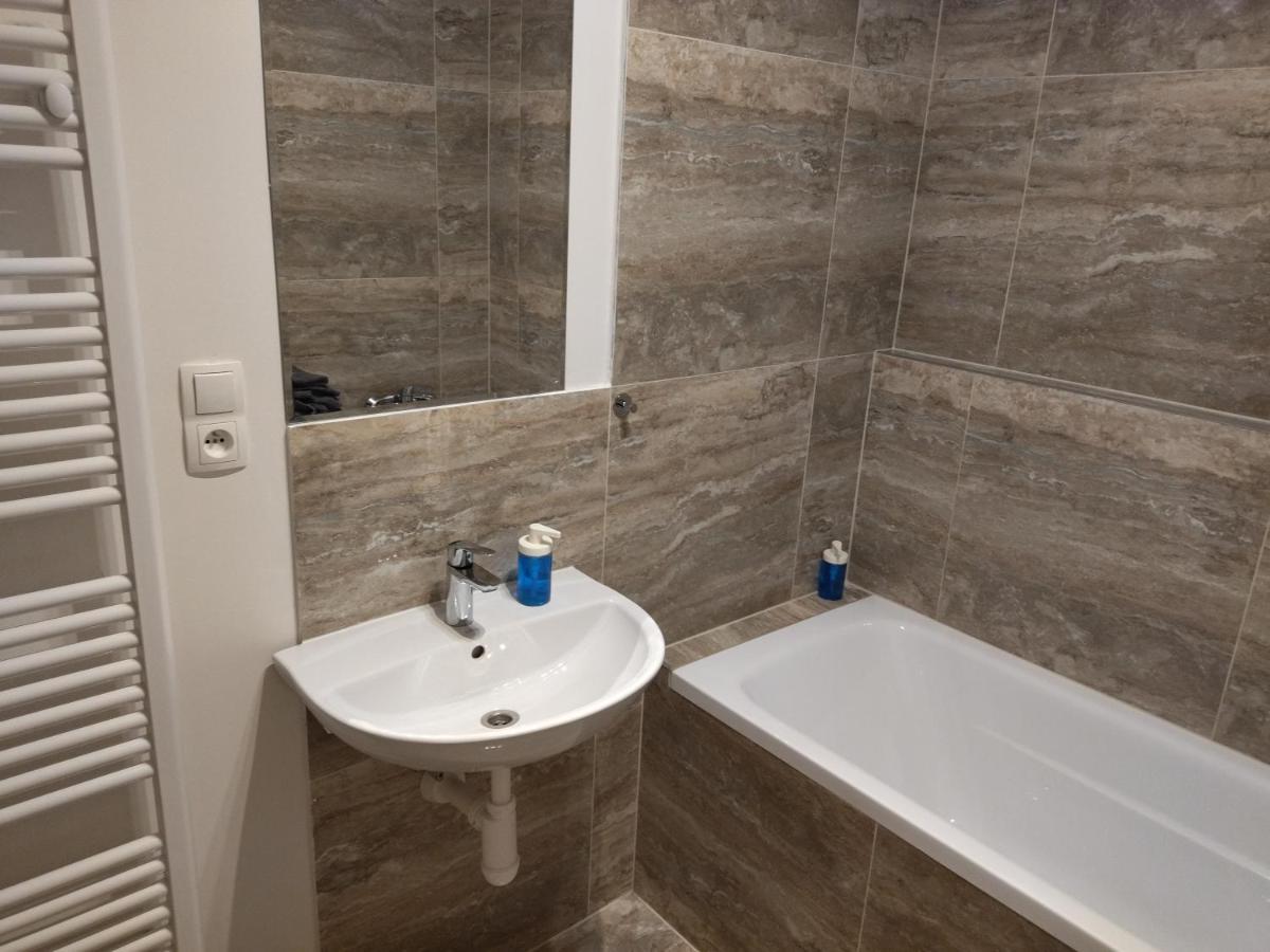 Brand New Two Room Apartment #34 With Free Secure Parking In The Center Praga Esterno foto