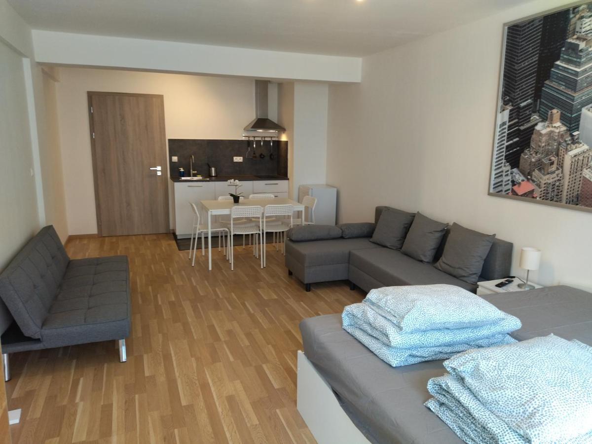 Brand New Two Room Apartment #34 With Free Secure Parking In The Center Praga Esterno foto