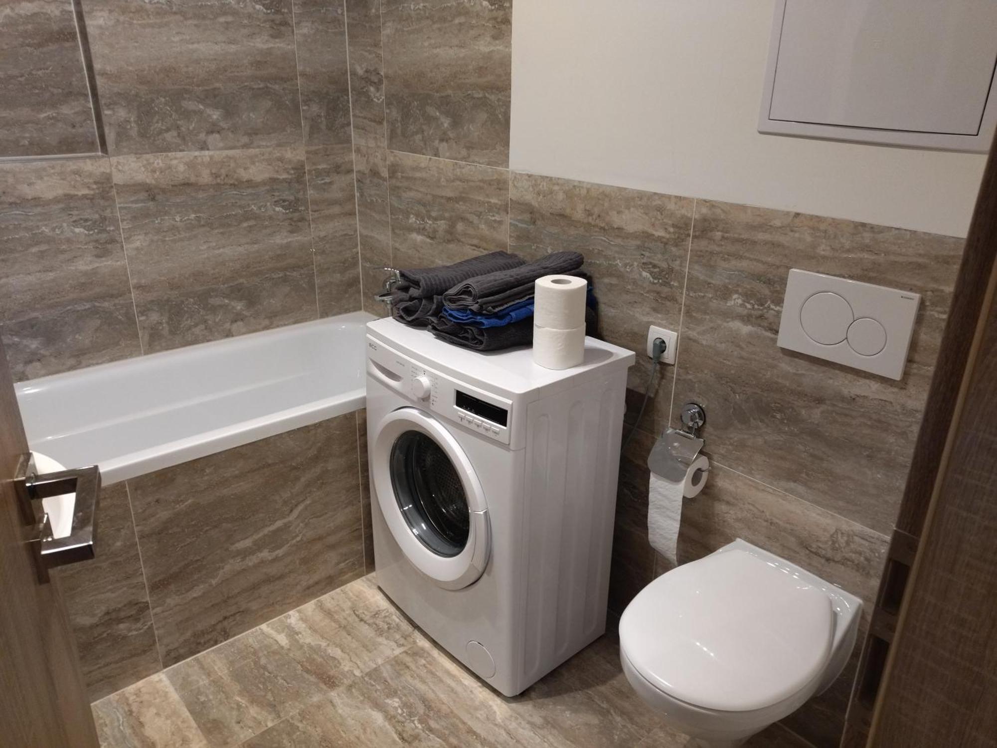 Brand New Two Room Apartment #34 With Free Secure Parking In The Center Praga Esterno foto